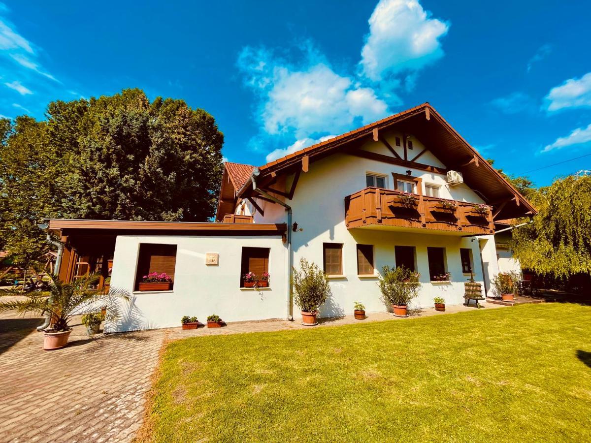 Sommer Panzio Balatonföldvár Екстериор снимка