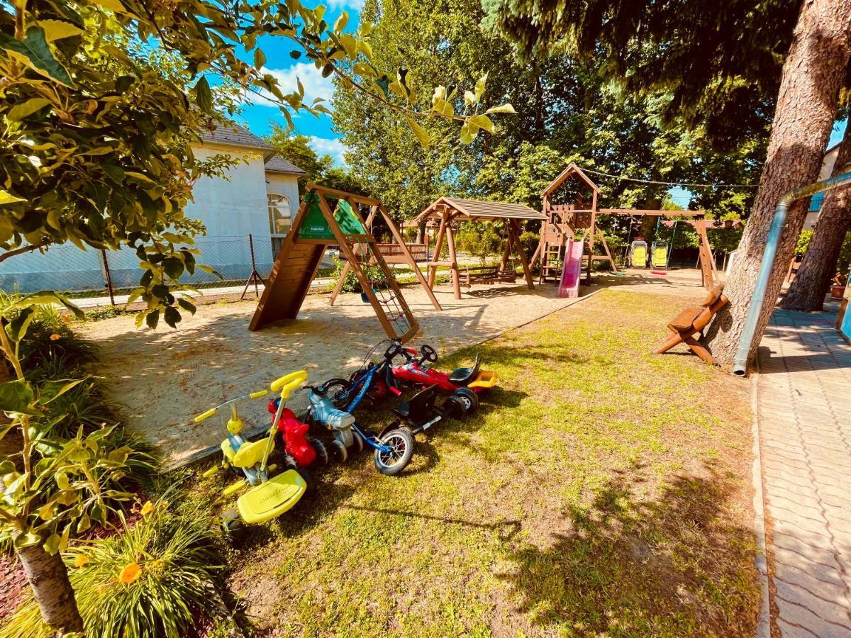 Sommer Panzio Balatonföldvár Екстериор снимка